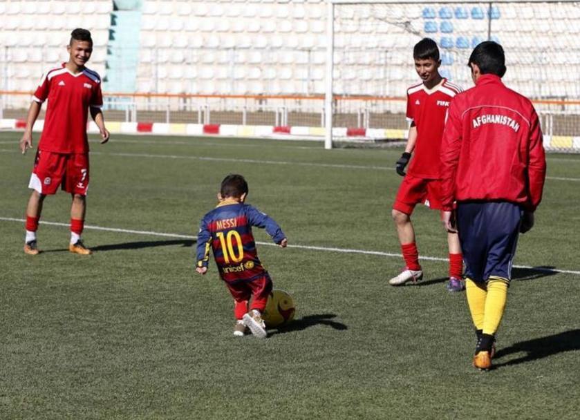 Murtaza  gioca con alcuni giovani della nazionale afghana